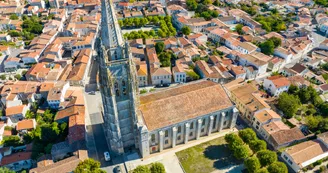 L' église Saint-Pierre-de-Sales et son clocher L' église Saint-Pierre-de-Sales et son clocher