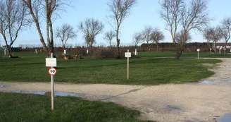 Aire de stationnement et de service camping-car - Le Moulin Aire de stationnement et de service camping-car - Le Moulin