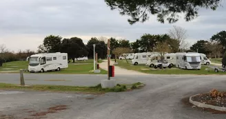 Aire de stationnement et de service camping-car du Moulin des Sables Aire de stationnement et de service camping-car du Moulin des Sables