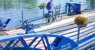 Bac de Chaniers pour la traversée de la Charente Bac de Chaniers pour la traversée de la Charente