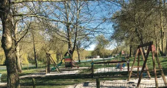 Aire de l'Etang des Rosées : aire de jeux et de pique-nique