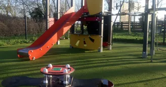 Aire de jeux pour enfants et plateau multisports