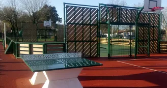 Aire de jeux pour enfants et plateau multisports