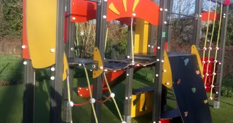 Aire de jeux pour enfants et plateau multisports
