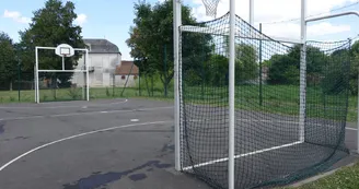 Aire de jeux pour enfants, de pique-nique et plateau multisports Aire de jeux pour enfants, de pique-nique et plateau multisports