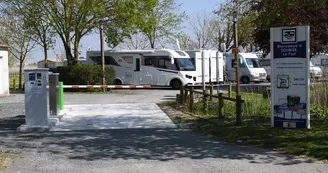 Aire de Stationnement (Le Port) Aire de Stationnement (Le Port)