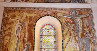 Peintures murales contemporaines dans l'église