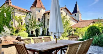 Chateau de Gurat - Ensemble de gites - 36 pers Chateau de Gurat - Ensemble de gites - 36 pers