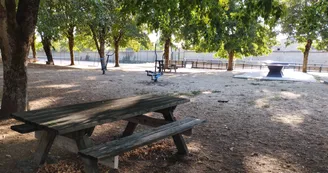 Aire de pique-nique, de jeux et plateau multisports