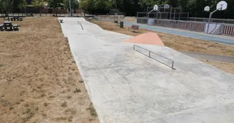 Skate park, pumptrack et terrain de pétanque