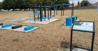 Plaine de jeux : aire de fitness, terrains de pétanque et tennis