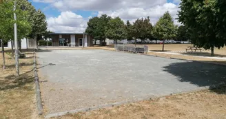 Plaine de jeux : aire de fitness, terrains de pétanque et tennis