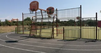 Aire de pique-nique, de jeux et city stade