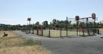 Aire de pique-nique, de jeux et city stade