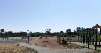 Aire de pique-nique, de jeux et city stade