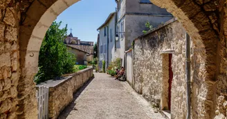 Dans les venelles d'Aubeterre Dans les venelles d'Aubeterre