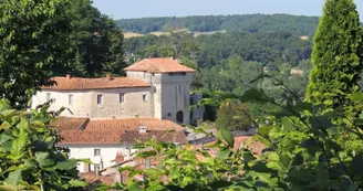 Vue sur le château d'Aubeterre Vue sur le château d'Aubeterre
