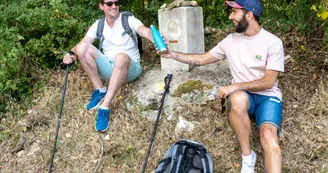 Des randonneurs font une pause sur le Chemin de Saint-Jacques-de-Compostelle Des randonneurs font une pause sur le Chemin de Saint-Jacques-de-Compostelle