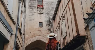 Femme marchant vers la Tour de l'Horloge Femme marchant vers la Tour de l'Horloge