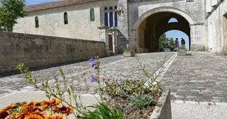 Passage voute Hopital des Pelerins UNESCO Chemin de St Jacques de Compostelle Pons Passage voute Hopital des Pelerins UNESCO Chemin de St Jacques de Compostelle Pons