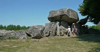 Circuit pedestre Dolmen de Pierre Folle N15 Montguyon Haute-Saintonge Circuit pedestre Dolmen de Pierre Folle N15 Montguyon Haute-Saintonge