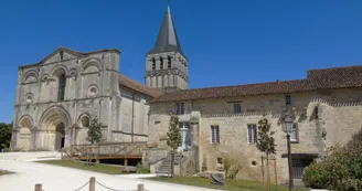 Abbaye vue de face - Saint-Amant-de-Boixe Abbaye vue de face - Saint-Amant-de-Boixe