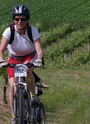 Vététiste en plein effort pour profiter d'un des nombreux points de vue du circuit