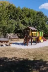 Aire de jeux pour enfants, de pique-nique et plateau multisports