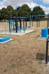 Plaine de jeux : aire de fitness, terrains de pétanque et tennis
